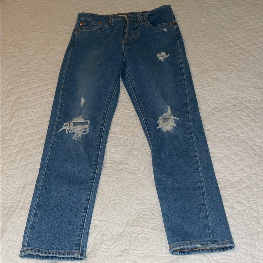 Levi’s. Wedgie Skinny Medium Wash Button Fly Distressed Jeans. Size 27